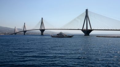 Σε εξέλιξη βρίσκονται διαπραγματεύσεις έξω από τη Γέφυρα Ρίου-Αντιρρίου, ενώ οι αγρότες αποχώρησαν πριν από λίγο από το λιμάνι