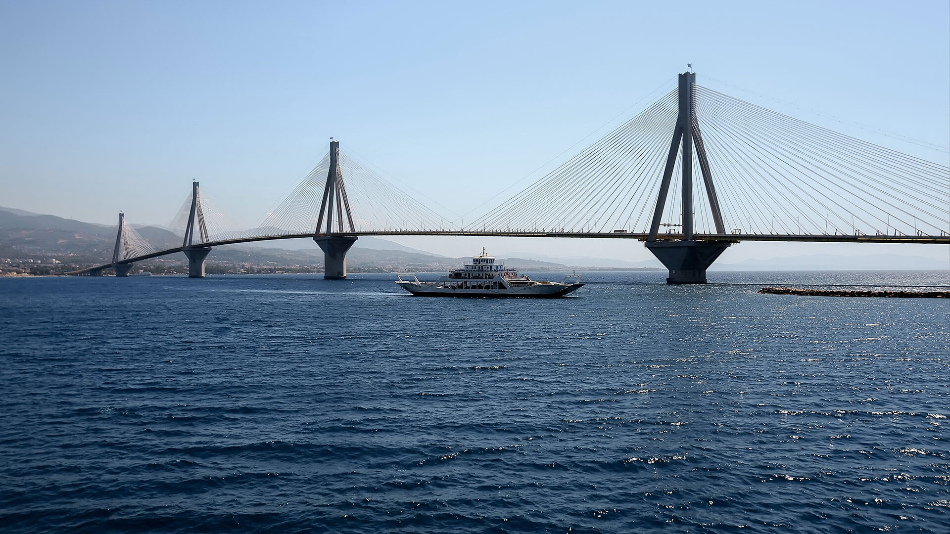 Σε εξέλιξη βρίσκονται διαπραγματεύσεις έξω από τη Γέφυρα Ρίου-Αντιρρίου, ενώ οι αγρότες αποχώρησαν πριν από λίγο από το λιμάνι