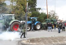 Πλήθος αγροτών βρίσκεται έξω από το πολιτικό γραφείο του υπουργού Αγροτικής Ανάπτυξης Κώστα Τσιάρα, στην Καρδίτσα.