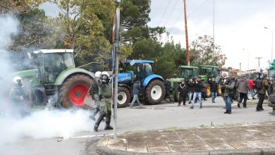 Πλήθος αγροτών βρίσκεται έξω από το πολιτικό γραφείο του υπουργού Αγροτικής Ανάπτυξης Κώστα Τσιάρα, στην Καρδίτσα.