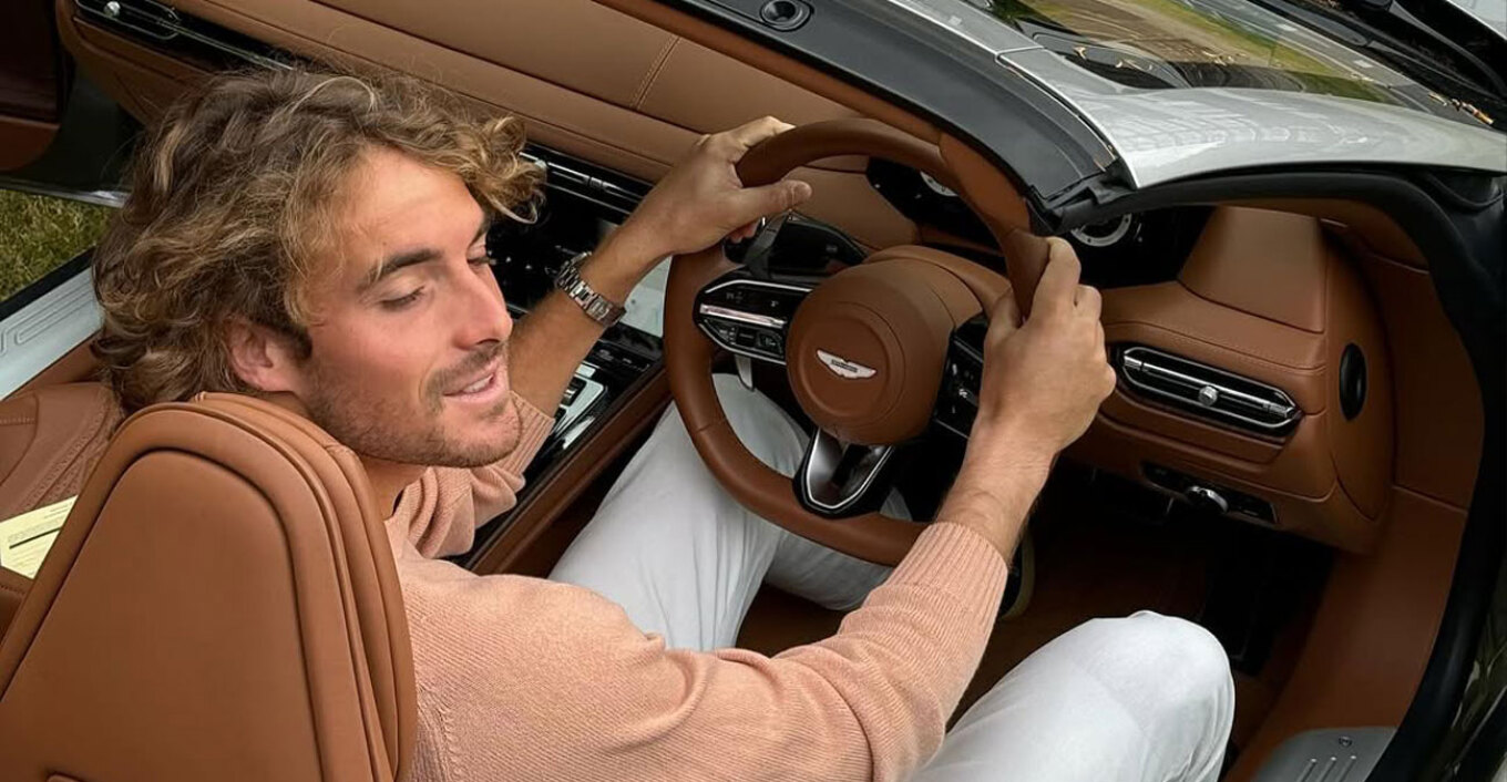 Ο Στέφανος Τσιτσιπάς καλείται να παραδώσει το δίπλωμα οδήγησής του στην Τροχαία μέχρι την προσεχή Παρασκευή, καθώς διαφορετικά