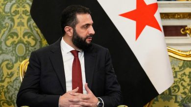 Από υψηλόβαθμο στέλεχος της Αλ Κάιντα μέχρι χειραψία με τον Ντόναλντ Τραμπ στον Λευκό Οίκο, ο Άχμαντ αλ Σάρα φαίνεται