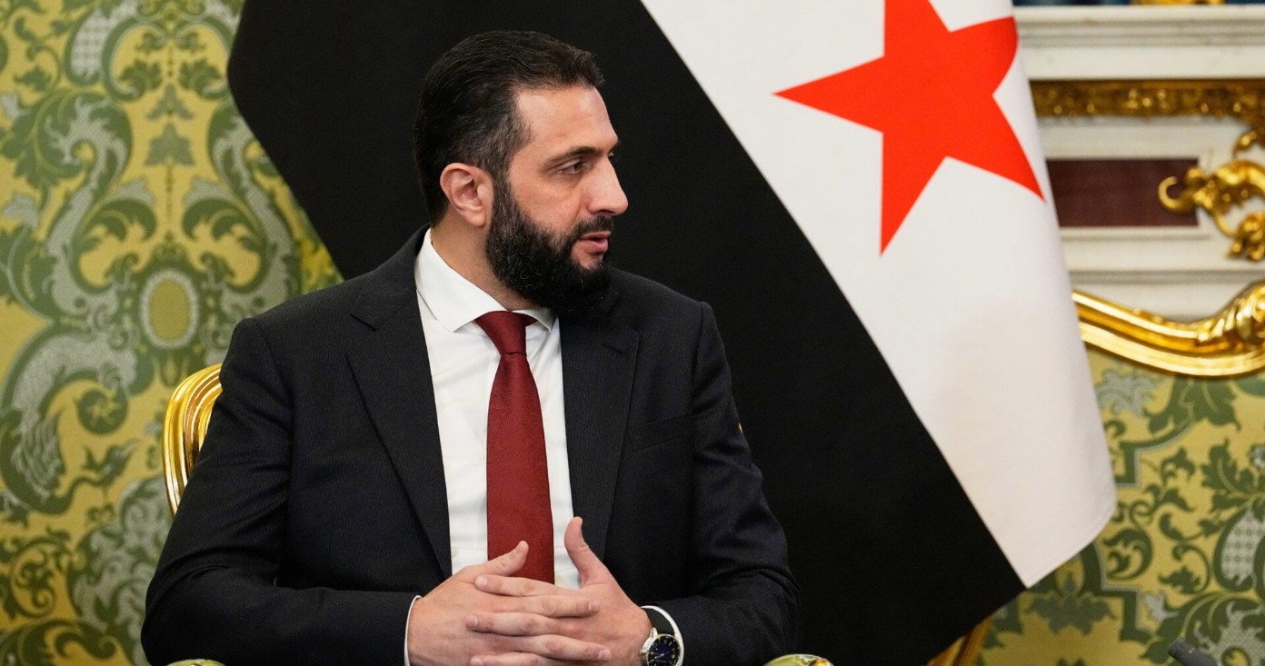 Από υψηλόβαθμο στέλεχος της Αλ Κάιντα μέχρι χειραψία με τον Ντόναλντ Τραμπ στον Λευκό Οίκο, ο Άχμαντ αλ Σάρα φαίνεται