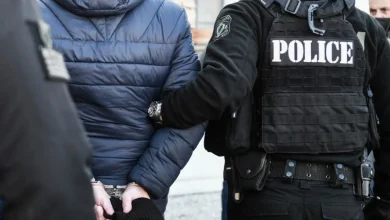 Σοκ και πανικός προκλήθηκε έξω από δημοτικό σχολείο στο Αιγάλεω, όταν γονείς, μαθητές και δάσκαλοι είδαν έναν άνδρα να περιφέρεται γυμνός.