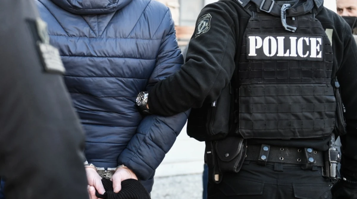 Σοκ και πανικός προκλήθηκε έξω από δημοτικό σχολείο στο Αιγάλεω, όταν γονείς, μαθητές και δάσκαλοι είδαν έναν άνδρα να περιφέρεται γυμνός.