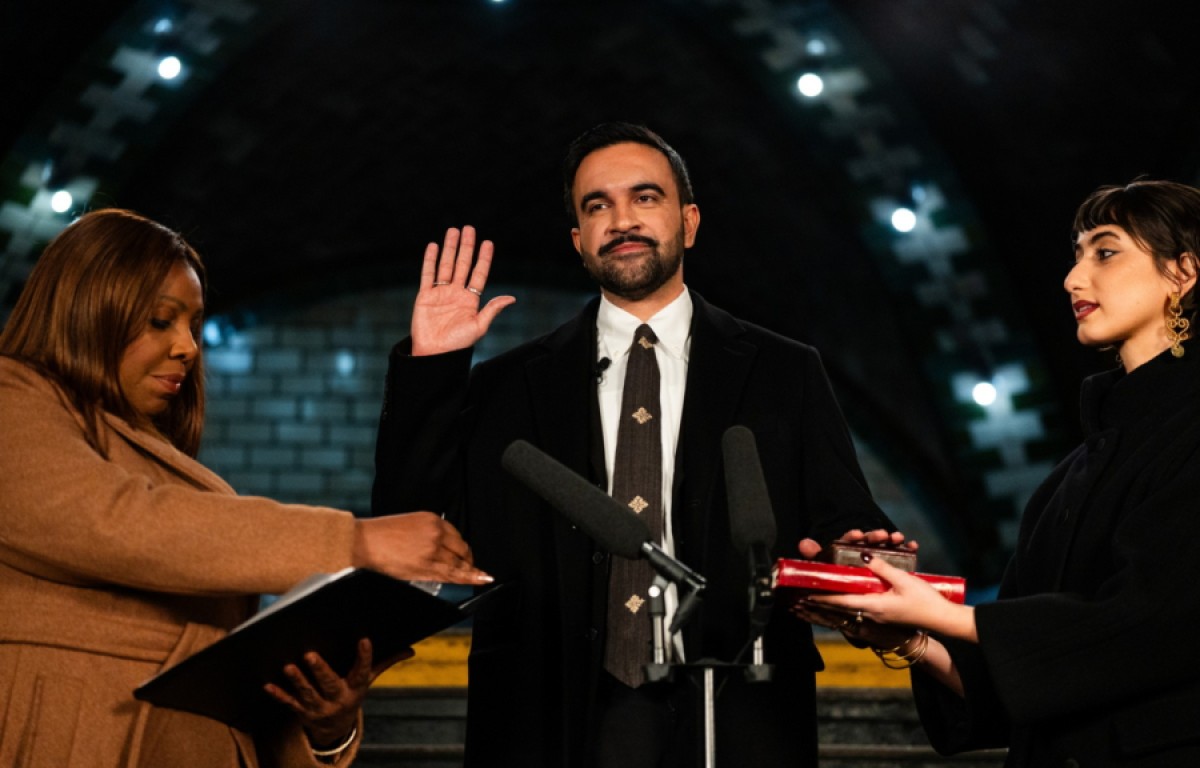 Ο Ζόχραν Μαμντάνι έγινε δήμαρχος της Νέας Υόρκης λίγο μετά τα μεσάνυχτα της Πέμπτης, δίνοντας τον όρκο σε έναν ιστορικό