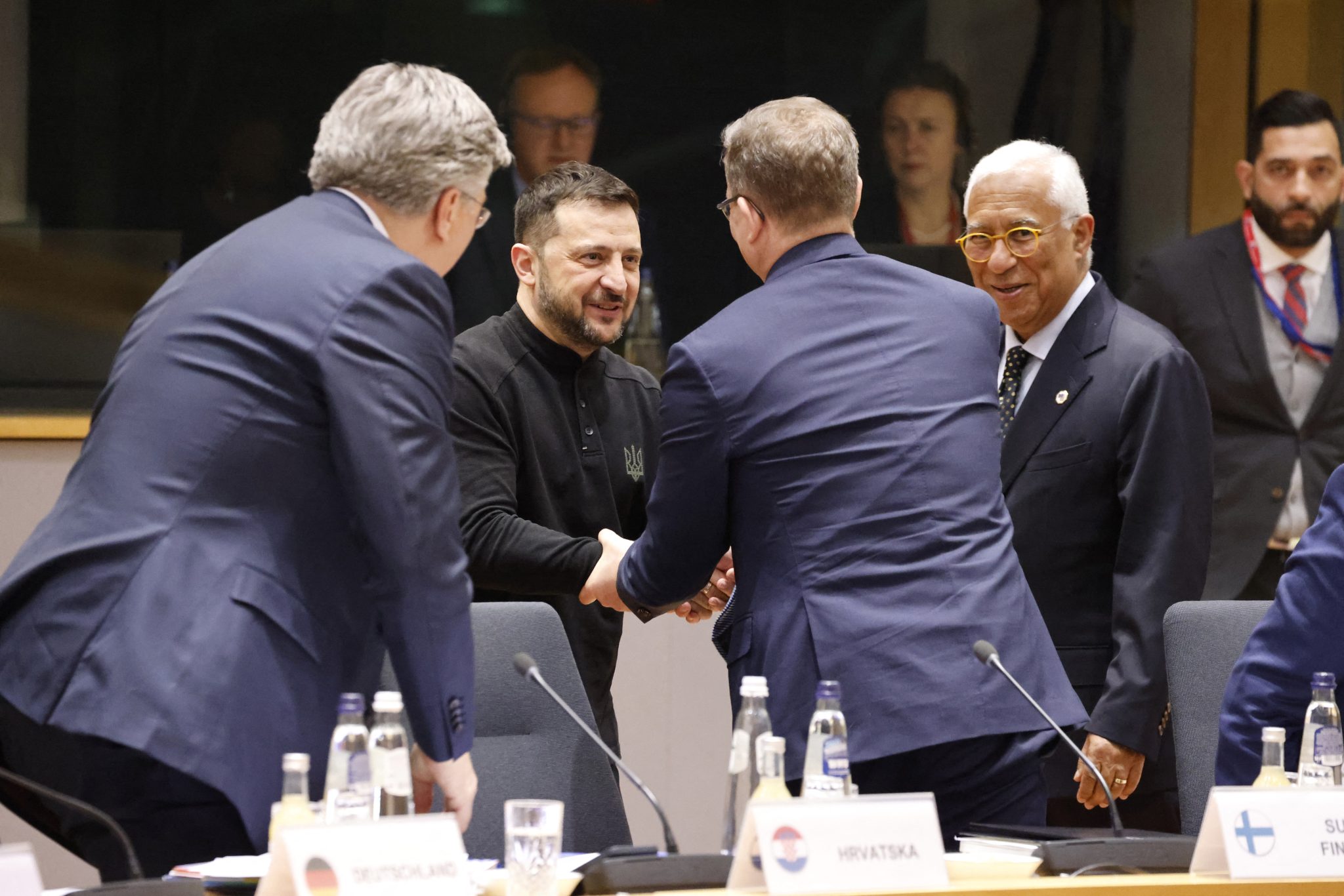 Η Ευρωπαϊκή Ένωση και οι Ηνωμένες Πολιτείες εξετάζουν τη δυνατότητα παροχής έως και 800 δισεκατομμυρίων δολαρίων, μέσω συνδυασμού