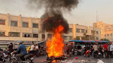 Στους δρόμους βρίσκονται και σήμερα χιλιάδες Ιρανοί σε τουλάχιστον 12 μεγάλες πόλεις της χώρας, συνεχίζοντας με αμείωτη ένταση
