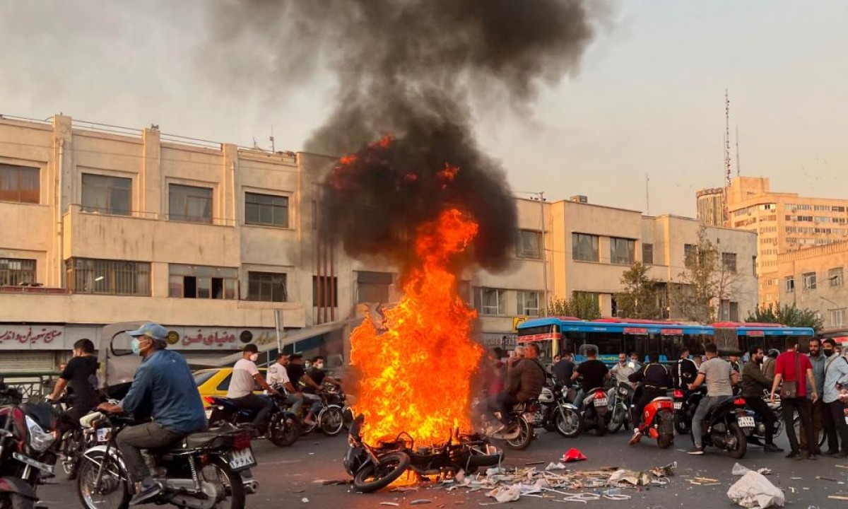 Στους δρόμους βρίσκονται και σήμερα χιλιάδες Ιρανοί σε τουλάχιστον 12 μεγάλες πόλεις της χώρας, συνεχίζοντας με αμείωτη ένταση