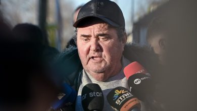 Έξω από το Μέγαρο Μαξίμου βρέθηκε ο γνωστός αγροτοσυνδικαλιστής Κώστας Ανεστίδης, προκειμένου να ζητήσει δημόσια