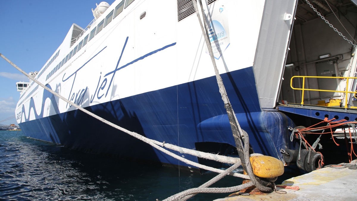 Αλαλούμ επικρατεί στα λιμάνια, παρά το γεγονός ότι δεν έχει εκδοθεί επίσημο απαγορευτικό απόπλου για τον Πειραιά, τη Ραφήνα