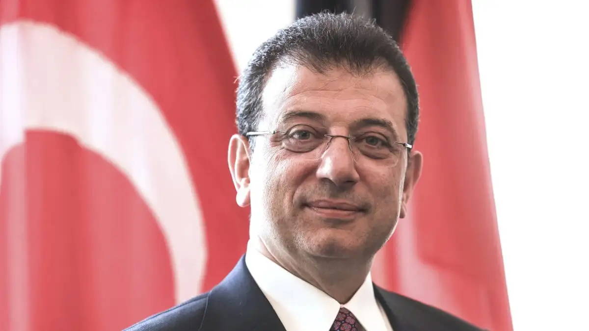 Ο Εκρέμ Ιμάμογλου κατά τη διάρκεια δηλώσεών του μέσα από το κελί υψίστης ασφαλείας που κρατείται στη Σηλυβρία