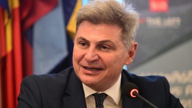 Ο ευρωβουλευτής Νίκος Φαραντούρης εκτός ευρωομάδας ΣΥΡΙΖΑ, λόγω των δηλώσεών του για τη Μαρία Καρυστιανού και τη νέα