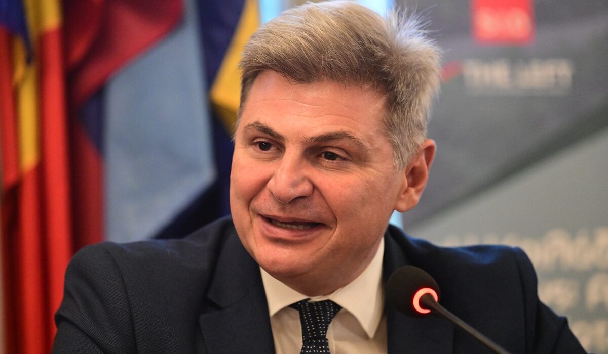 Ο ευρωβουλευτής Νίκος Φαραντούρης εκτός ευρωομάδας ΣΥΡΙΖΑ, λόγω των δηλώσεών του για τη Μαρία Καρυστιανού και τη νέα