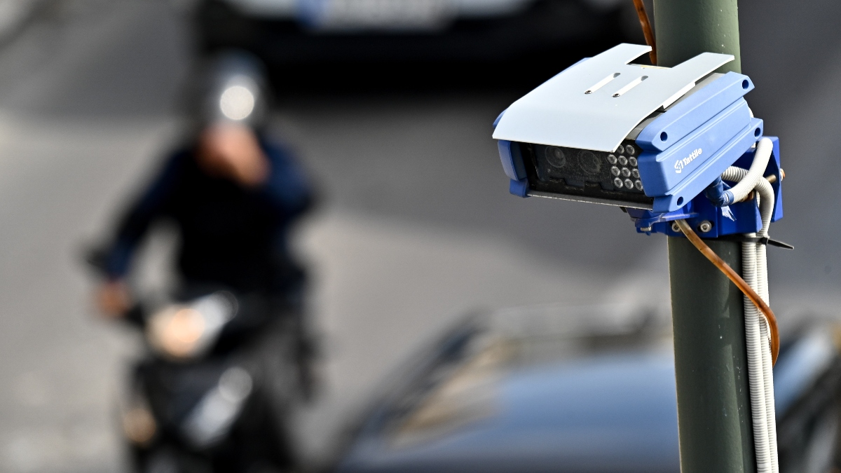 Στις κάμερες της νέας τεχνολογίας που εντοπίζουν τροχαίες παραβάσεις και ακολούθως η αξιοποίηση των στοιχείων οδηγεί σε πρόστιμα