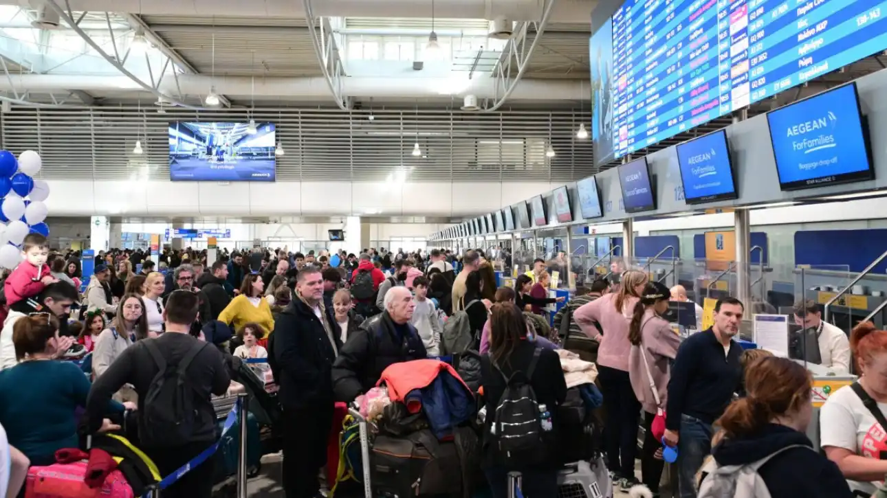 Η λειτουργία του αεροδρομίου «Ελευθέριος Βενιζέλος» συνεχίζει να αντιμετωπίζει σοβαρά προβλήματα, μία ημέρα μετά το μεγάλο
