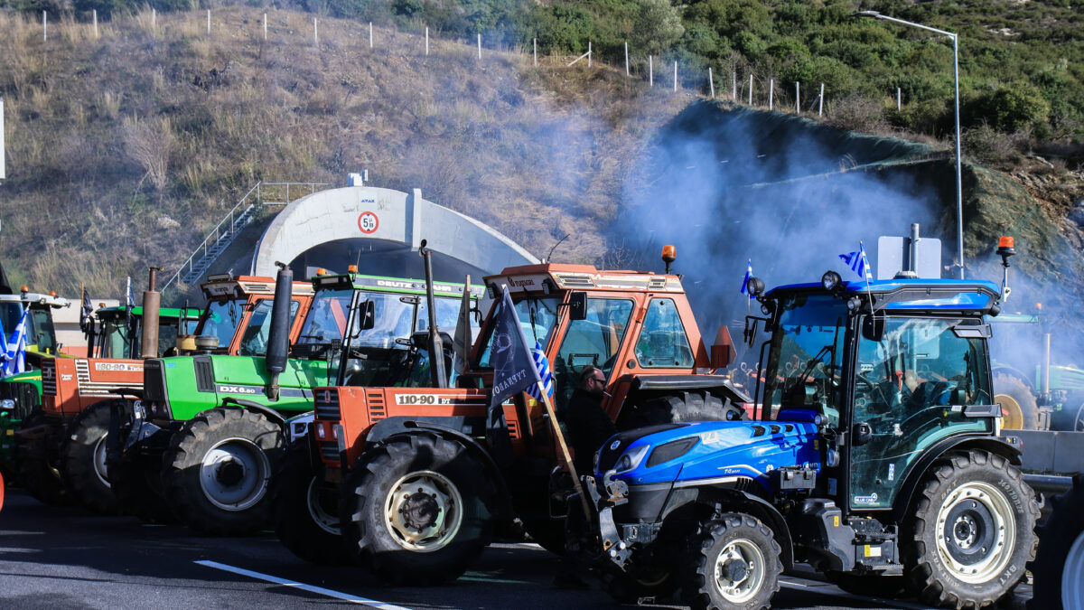 Θετική στάση απέναντι στον διάλογο με τον πρωθυπουργό διατήρησαν οι αγρότες, όπως αποφασίστηκε στην πανελλαδική
