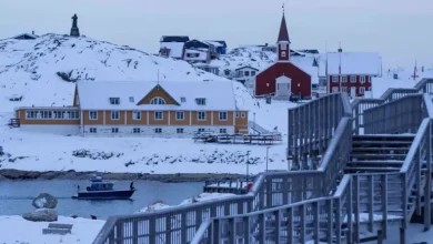 Στη «σέντρα» φαίνεται να βάζει η Ρωσία τον Ντόναλντ Τραμπ, που για να πιέσει τη Γροιλανδία να συνεργαστεί με τα σχέδια της Ουάσιγκτον