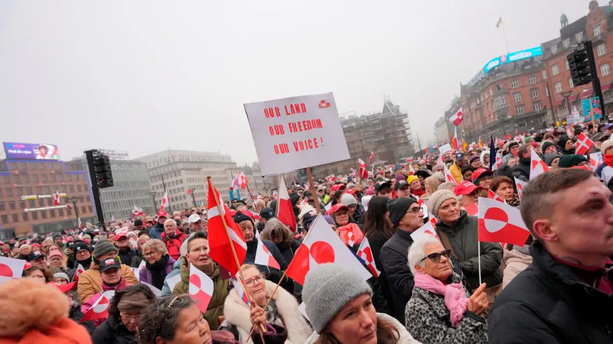 Σαφές και ηχηρό μήνυμα προς τον Ντόναλντ Τραμπ και τις επιδιώξεις του σχετικά με τη Γροιλανδία έστειλε σήμερα ολόκληρη η Δανία