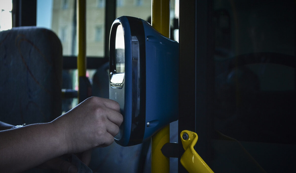 Ριζικές αλλαγές στο καθεστώς των προστίμων για όσους μετακινούνται χωρίς εισιτήριο στα Μέσα Μαζικής Μεταφοράς