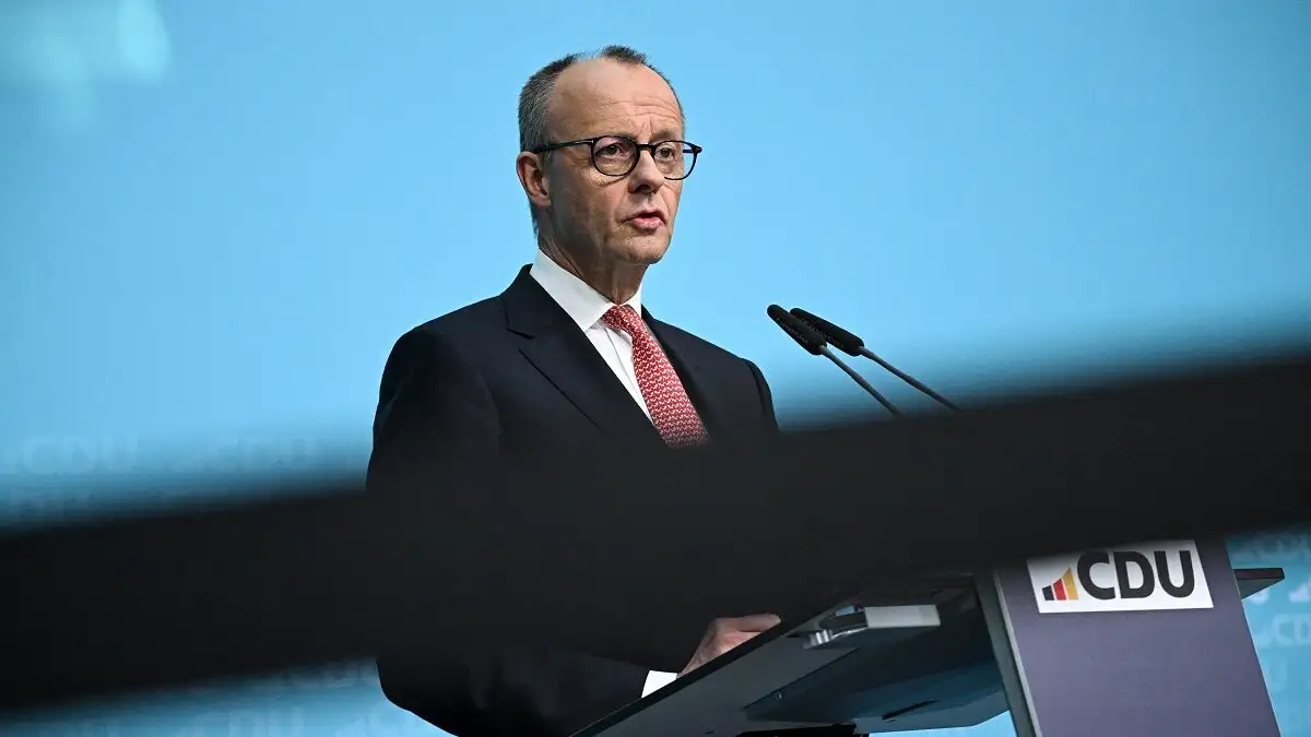 Ο καγκελάριος Φρίντριχ Μερτς ξεκαθάρισε σήμερα ότι η Ευρώπη πρέπει να απαντήσει στις πρόσφατες δηλώσεις του Αμερικανού