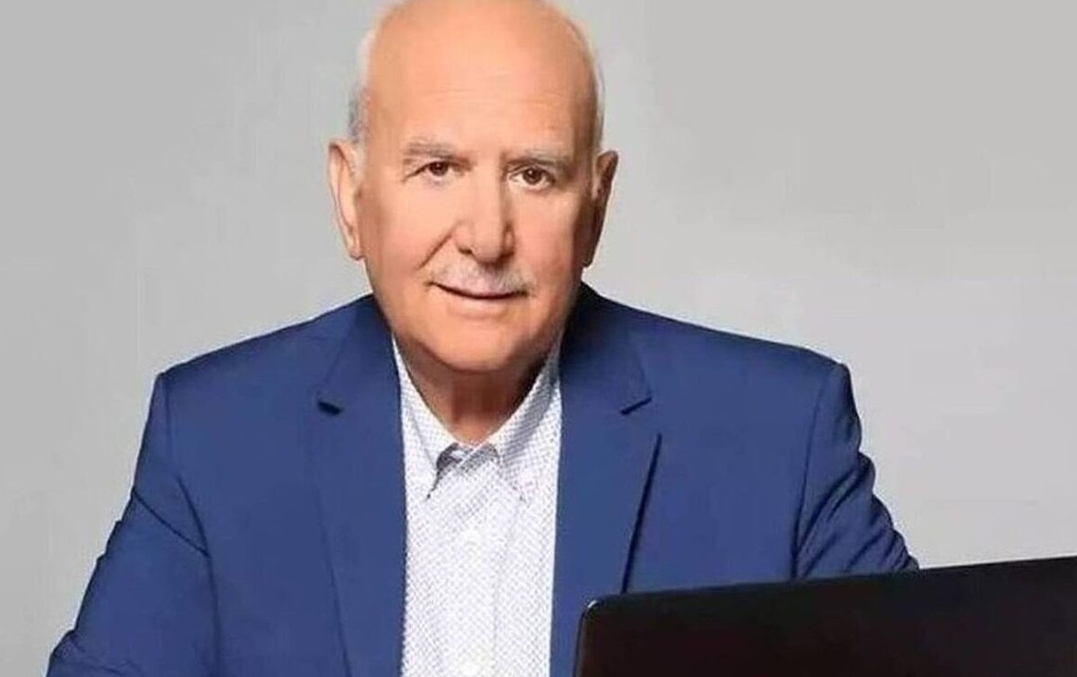 Ο Γιώργος Παπαδάκης έφυγε από τη ζωή σε ηλικία 74 ετών, αφήνοντας πίσω του μια σπουδαία πορεία στη δημοσιογραφία και την τηλεόραση.