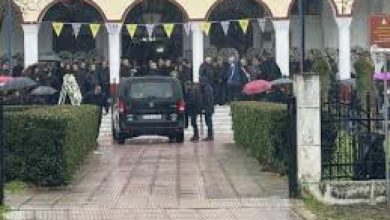 Με ραγισμένες καρδιές και δάκρυα στα μάτια συγγενείς, φίλοι και συνάδελφοι αποχαιρέτησαν σήμερα Πέμπτη την 56χρονη Σταυρούλα Μπουκουβάλα, μία από τις 5 γυναίκες που χάθηκαν άδικα στην έκρηξη και φωτιά στο εργοστάσιο της «Βιολάντα» στα Τρίκαλα.