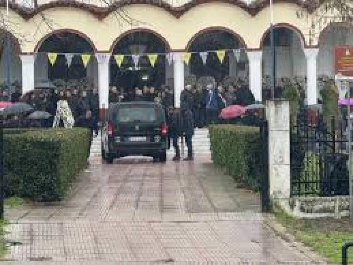 Με ραγισμένες καρδιές και δάκρυα στα μάτια συγγενείς, φίλοι και συνάδελφοι αποχαιρέτησαν σήμερα Πέμπτη την 56χρονη Σταυρούλα Μπουκουβάλα, μία από τις 5 γυναίκες που χάθηκαν άδικα στην έκρηξη και φωτιά στο εργοστάσιο της «Βιολάντα» στα Τρίκαλα.