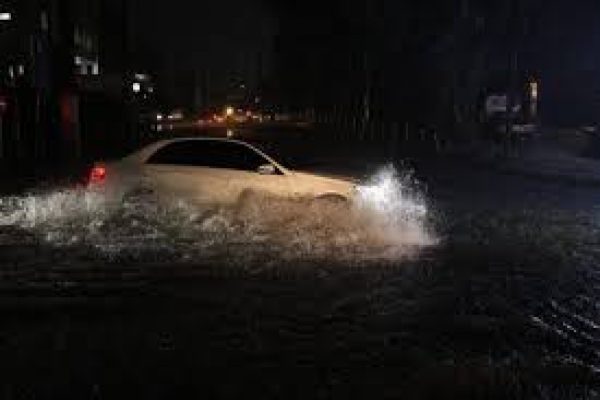 Σοβαρά προβλήματα στην κυκλοφορία των οχημάτων προκαλούν οι ισχυρές καταιγίδες που πλήττουν τις τελευταίες ώρες την Αττική