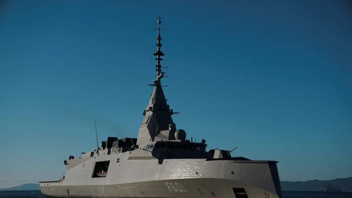 Οι εικόνες από τη φρεγάτα Belharra «Κίμων» στον Σαρωνικό, με τα πλοία του Στόλου να αποδίδουν τιμές και την πολιτειακή