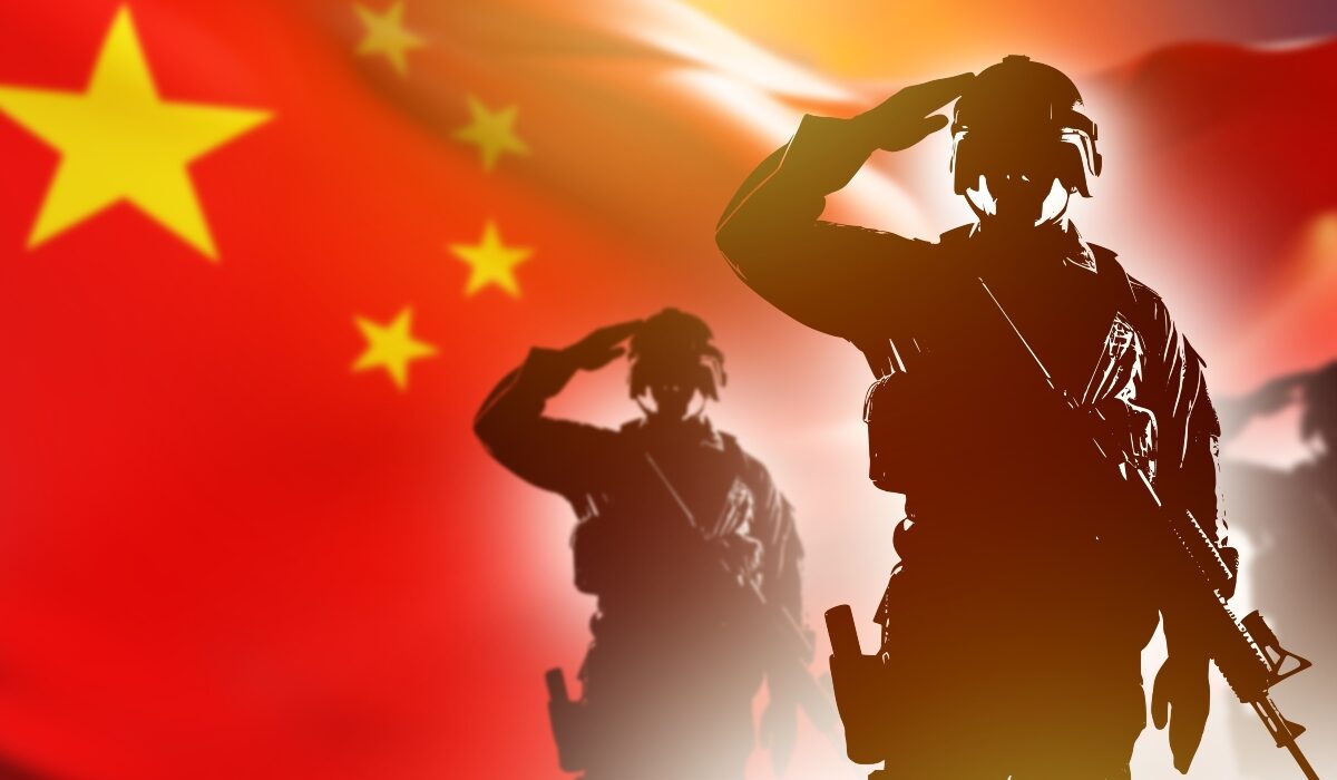 Η Κίνα, η οποία ήδη διαθέτει τον πολυπληθέστερο στρατό στον πλανήτη, βρίσκεται πλέον στο επίκεντρο σοβαρών καταγγελιών ότι επιδιώκει τη