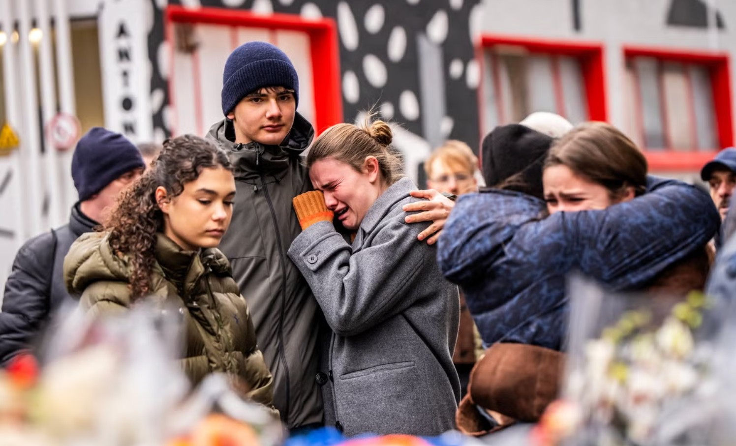 Βαριές σκιές ρίχνουν οι μαρτυρίες εργαζομένων και θαμώνων του μπαρ Le Constellation στο Κραν Μοντανά, όπου εκτυλίχθηκε