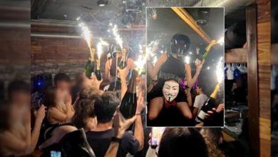 Μια συγκλονιστική φωτογραφία ήρθε στη δημοσιότητα, αποτυπώνοντας τη στιγμή που μια σερβιτόρα στέκεται στους ώμους ενός συναδέλφου