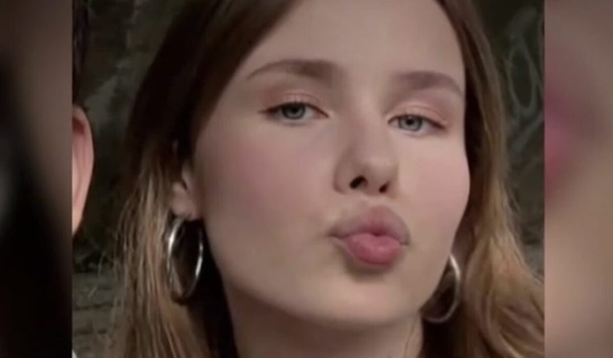 Στοιχεία που συγκεντρώνει η Αστυνομία δείχνουν ότι η ανήλικη φέρεται να εγκατέλειψε τη χώρα χρησιμοποιώντας πλαστό διαβατήριο