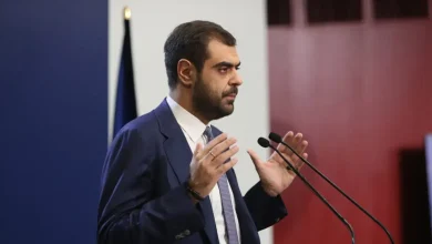 Ο κυβερνητικός εκπρόσωπος, Παύλος Μαρινάκης, πραγματοποίησε την πρώτη ενημέρωση των πολιτικών συντακτών για το 2026