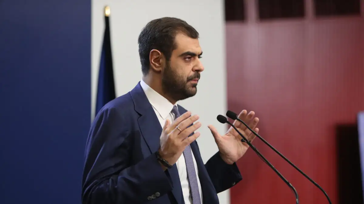 Ο κυβερνητικός εκπρόσωπος, Παύλος Μαρινάκης, πραγματοποίησε την πρώτη ενημέρωση των πολιτικών συντακτών για το 2026