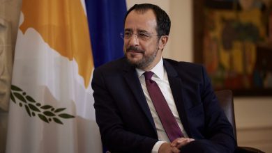 Η Κύπρος βρίσκεται σε πολιτική αναταραχή, καθώς ένα σκάνδαλο διαφθοράς που αγγίζει το Προεδρικό Μέγαρο έχει πυροδοτήσει