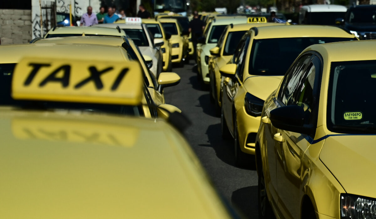Σε 48ωρη απεργιακή κινητοποίηση προχωρούν από αύριο, Τρίτη 13 Ιανουαρίου, οι οδηγοί ταξί, εκφράζοντας την έντονη αντίθεσή