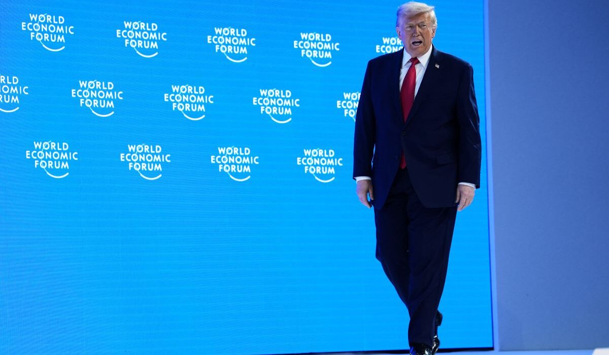 Ευρωπαίοι ηγέτες φαίνεται να σχεδιάζουν μια διπλωματική «αντεπίθεση» απέναντι στον Τραμπ με φόντο τη Γροιλανδία.