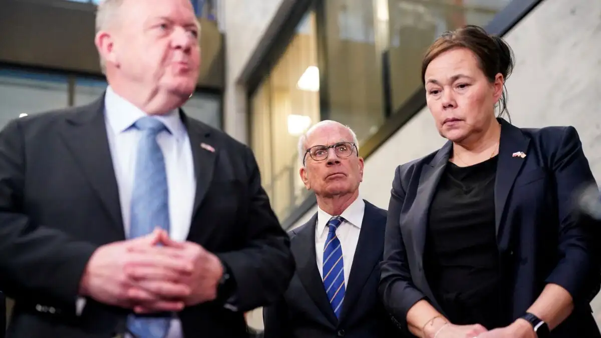 Η υπουργός Εξωτερικών της Γροιλανδίας, Βίβιαν Μότσφελντ, δεν μπόρεσε να συγκρατήσει τα δάκρυά της, περιγράφοντας