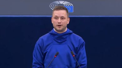 Σε μια δήλωση που σοκάρει τη διεθνή κοινότητα και κλιμακώνει την «Κρίση της Γροιλανδίας», ο Πρωθυπουργός του αρκτικού νησιού