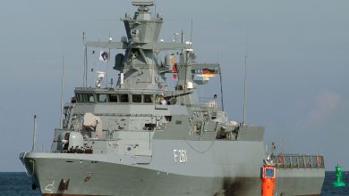 Στη σύλληψη ενός Έλληνα 54 ετών κι ενός Ρουμάνου, 37 ετών, οι οποίοι εργάζονταν στο λιμάνι του Αμβούργου και θεωρούνται ύποπτοι