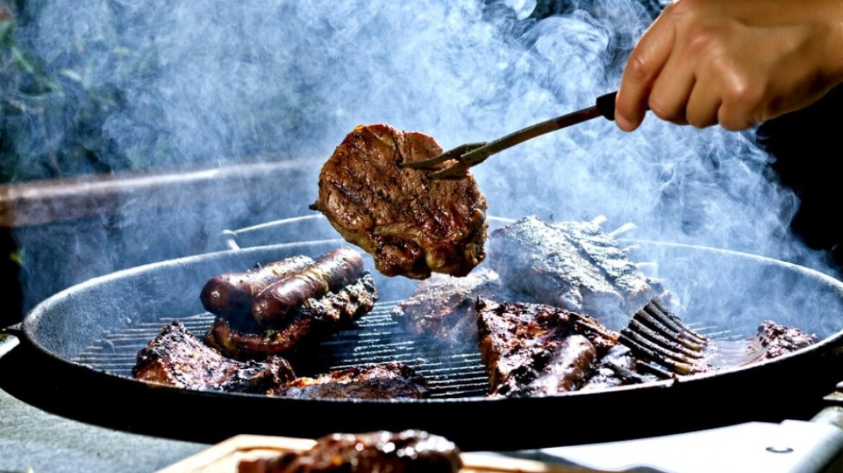 Η κατεξοχήν γιορτή των κρεατοφάγων, η Τσικνοπέμπτη έφτασε. H 12η Φεβρουαρίου είναι η ημέρα όπου οι ψησταριές στήνονται παντού