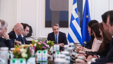 Τον νέο κατώτατο μισθό θα διαμορφώνεται στα 920 ευρώ ανακοίνωσε ο πρωθυπουργός Κυριάκος Μητσοτάκης στο υπουργικό συμβούλιο