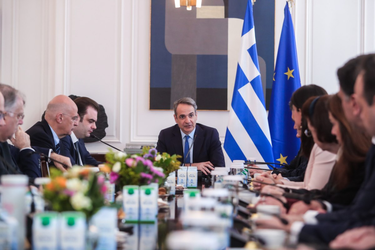 Τον νέο κατώτατο μισθό θα διαμορφώνεται στα 920 ευρώ ανακοίνωσε ο πρωθυπουργός Κυριάκος Μητσοτάκης στο υπουργικό συμβούλιο