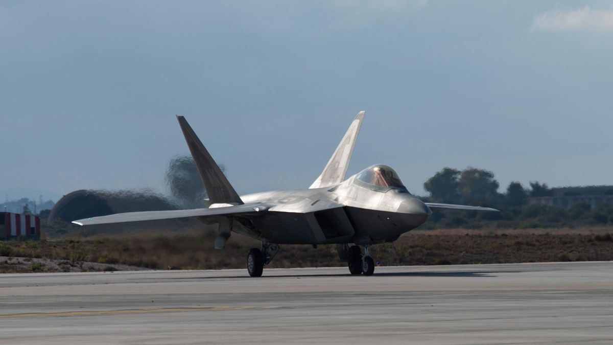 Συναγερμός σήμανε την Πέμπτη 5 Μαρτίου στα Μέγαρα καθώς «τσάκωσαν» νεαρό Ιρακινό ο οποίος φωτογράφιζε αεροσκάφη.