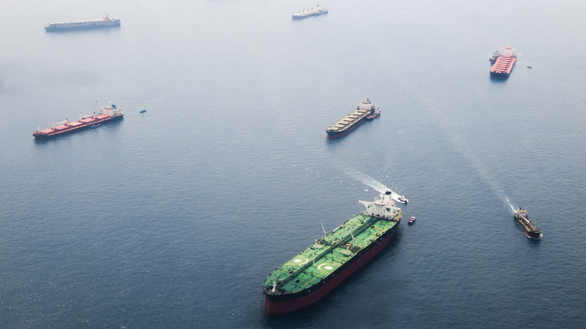 Σε ένα τεράστιο «πλωτό πάρκινγκ» έχουν μετατραπεί η θαλάσσια περιοχή στα Στενά του Ορμούζ, όπως φαίνεται σε βίντεο