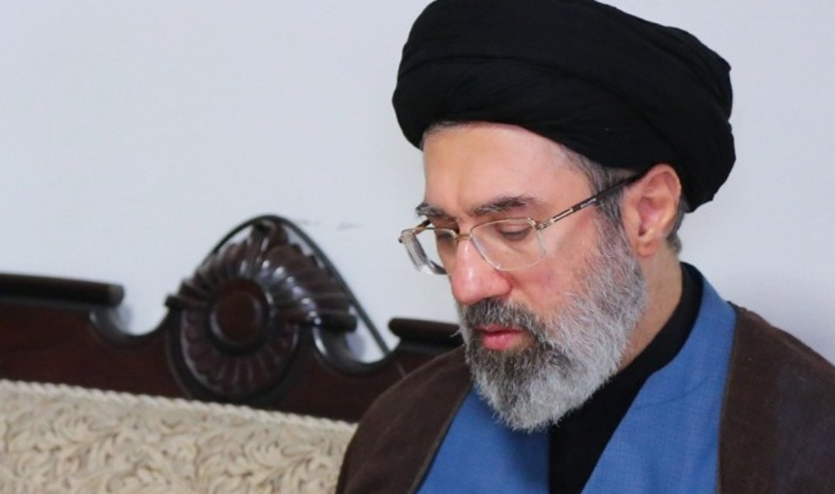 Ο ανώτατος ηγέτης του Ιράν, Μοτζτάμπα Χαμενεΐ, συμφώνησε να διαπραγματευτεί με τις Ηνωμένες Πολιτείες, σε ένα πιθανό διπλωματικό άνοιγμα