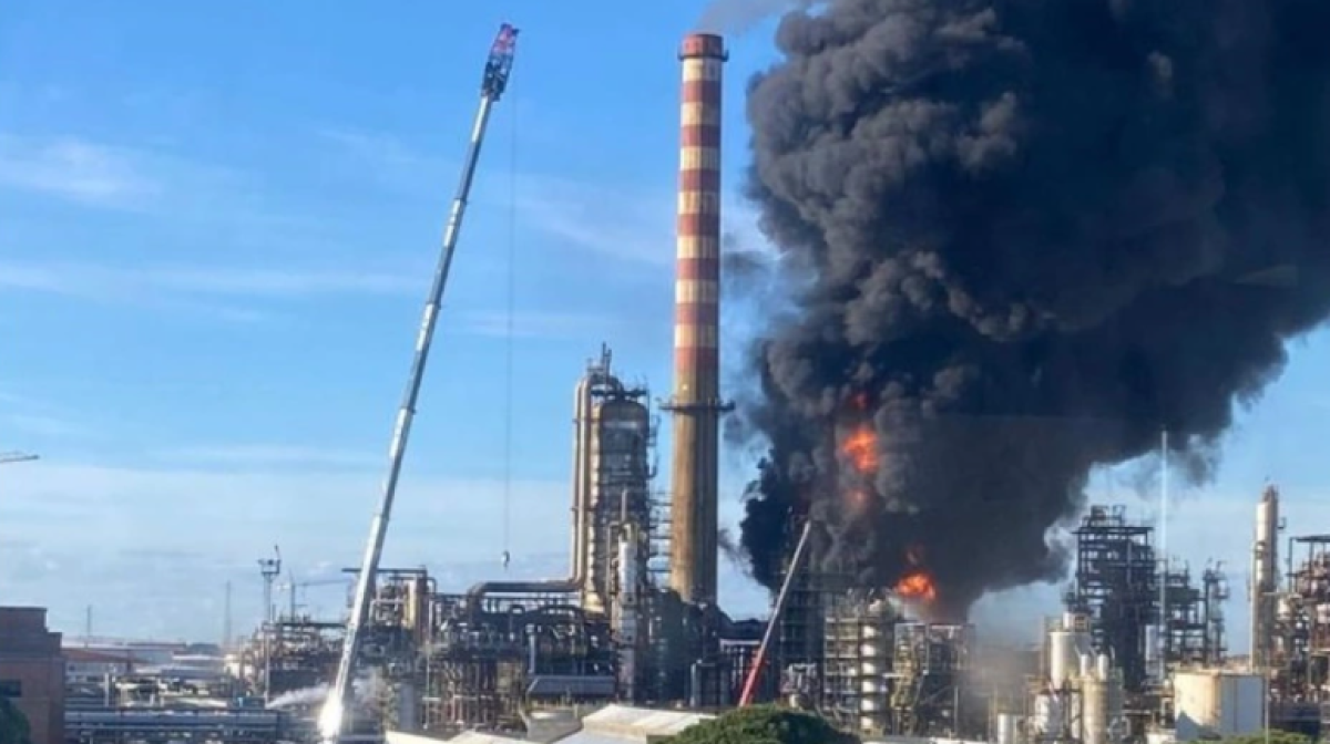 Τα Ηνωμένα Αραβικά Εμιράτα ανακοίνωσαν πως κλείνουν το μεγαλύτερο διυλιστήριο πετρελαίου της Μέσης Ανατολής, καθώς κτυπήθηκε από ιρανικά drones!