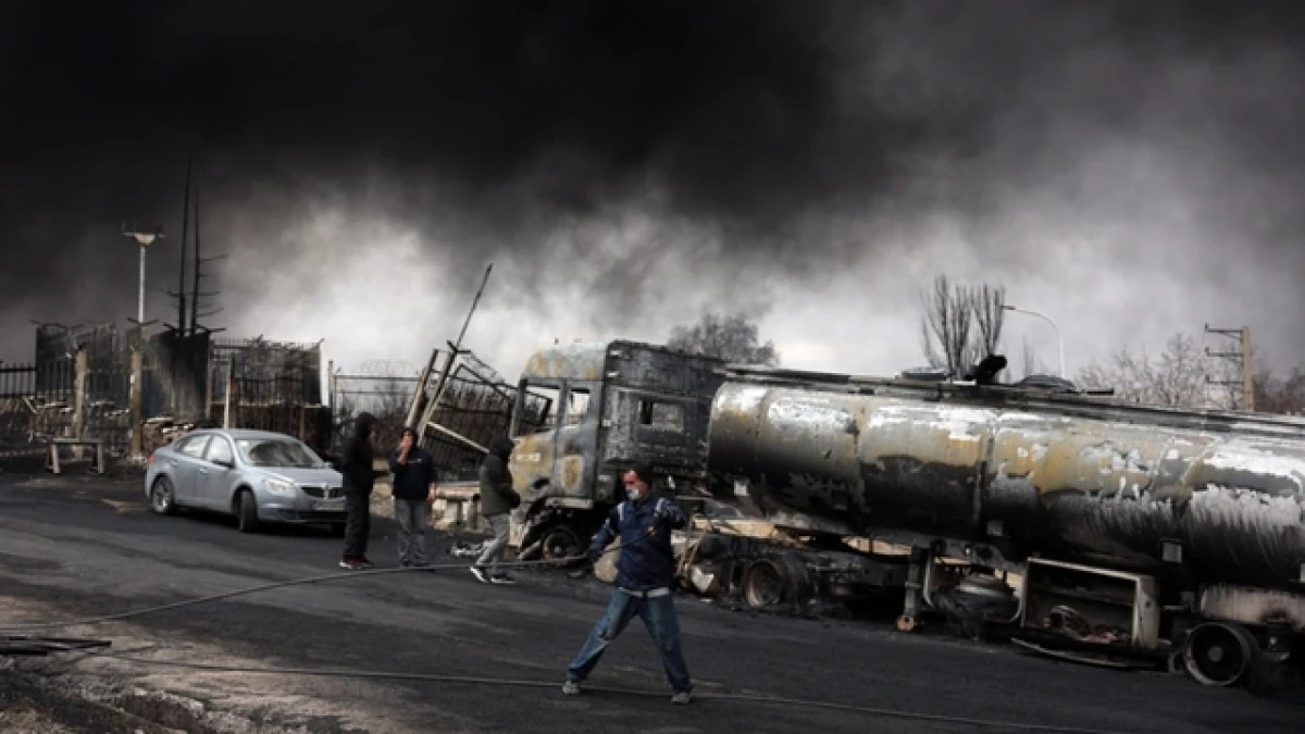 ΠΟΥ: Σοκάρει το φαινόμενο της «μαύρης βροχής» που εμφανίστηκε στην Τεχεράνη μετά το βομβαρδισμό πετρελαϊκών εγκαταστάσεων και μαρτυρά